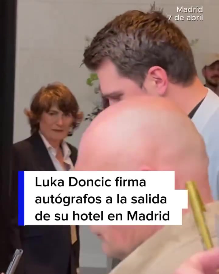 开云体育官网-好兆头？东契奇在西班牙为球迷签名 走路步态看起来正常