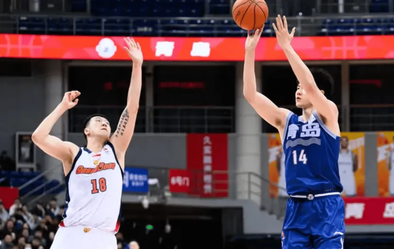 开云体育下载-广东男篮全场共出现32次犯规，其中4人五犯离场